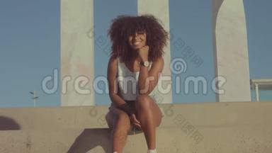 户外混合种族黑人女青年，夏季日落光线，巴塞罗那海滩地带